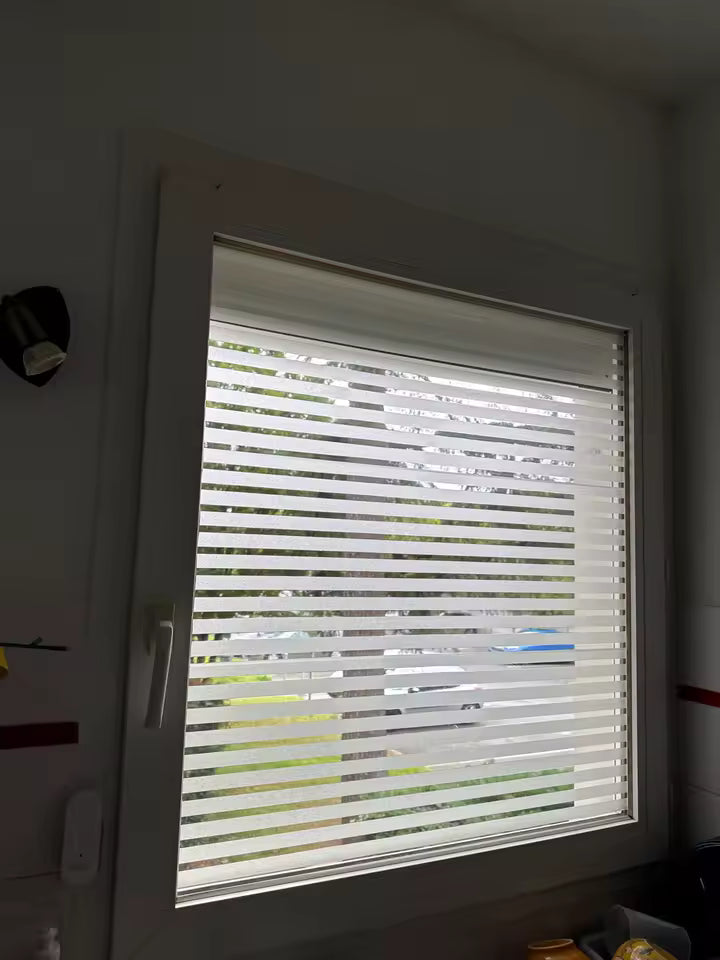 Film Vitrage Bandes Dépolies – Brise-Vue Moderne Électrostatique Sans Colle + Raclette Offerte